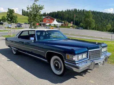 Cadillac DeVille 1976 — Le dernier grand Cadillac, véhicule vétéran légendaire — vue extérieure