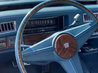 Cadillac DeVille 1976 — Le dernier grand Cadillac, véhicule vétéran légendaire — Miniature 9