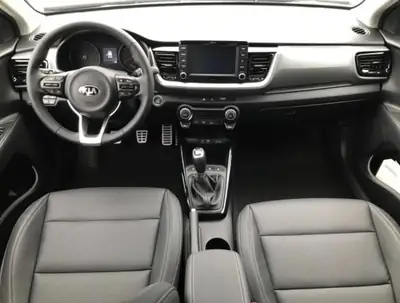 Kia Stonic 1.0 T-GDi — SUV compact sportif, sans accident, parfait urbain — côté