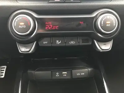 Kia Stonic 1.0 T-GDi — SUV compact sportif, sans accident, parfait urbain — Miniature 9