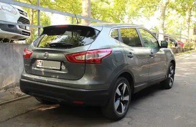 Nissan Qashqai 1.6 DCI 4x4 — SUV fiable, transmission manuelle, sans sinistre — fianco