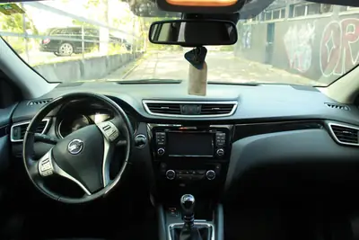 Nissan Qashqai 1.6 DCI 4x4 — SUV fiable, transmission manuelle, sans sinistre — interni