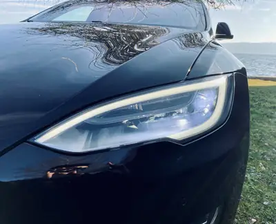 Tesla Model S 90D — Berline électrique haute performance, Supercharger gratuit à vie — vista posteriore