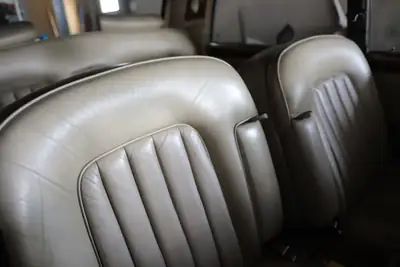 Rolls-Royce Silver Shadow II 1975 — Berline de prestige anglaise, moteur V8 mythique — vista posteriore