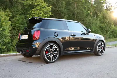MINI Cooper John Cooper Works Steptronic — Sportive compacte 231 ch, kilométrage faible — vista posteriore