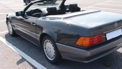 Mercedes-Benz SL 280 — Cabriolet mythique des années 90, capote et hard-top — détail