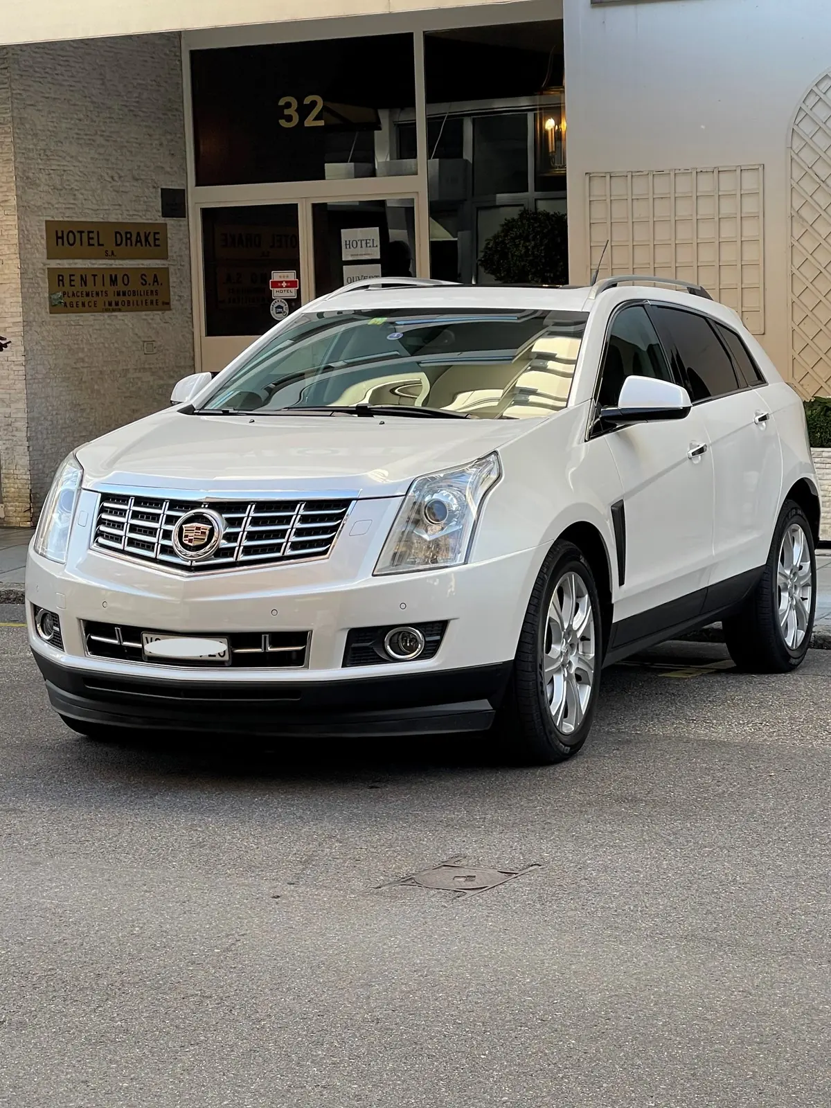 Cadillac SRX 3.6 V6 Premium 4WD — SUV américain spacieux, état impeccable — vue extérieure