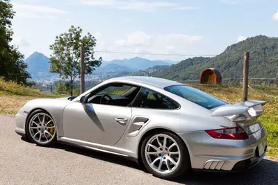 Porsche 911 GT2 2008 — Supercar légendaire, 530 ch et seulement 44'554 km — arrière