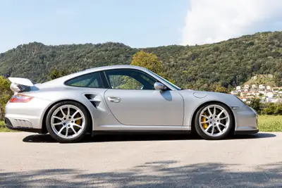Porsche 911 GT2 2008 — Supercar légendaire, 530 ch et seulement 44'554 km — Miniature 8