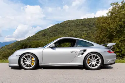 Porsche 911 GT2 2008 — Supercar légendaire, 530 ch et seulement 44'554 km — Miniature 9