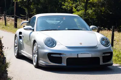 Porsche 911 GT2 2008 — Supercar légendaire, 530 ch et seulement 44'554 km — Miniature 10