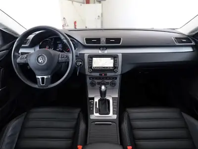 Volkswagen CC 2.0 TDI — Berline élégante, moteur efficient et équipement complet — interni