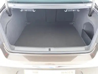 Volkswagen CC 2.0 TDI — Berline élégante, moteur efficient et équipement complet — Miniatura 8