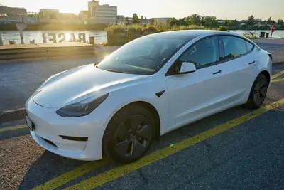 Tesla Model 3 2021 — Électrique performante, 94'000 km, design épuré — fianco