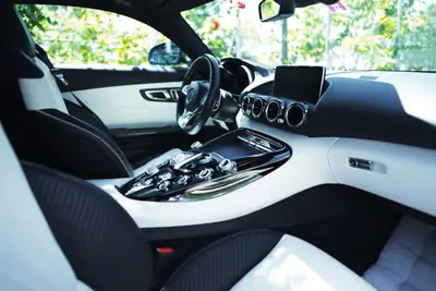 Mercedes-AMG GT Speedshift DCT — Coupé sportif 510 ch, kilométrage minimaliste — tableau de bord