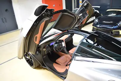 McLaren 720S Coupé Luxury — Supercar britannique 720 ch, premier propriétaire suisse — Miniature 13