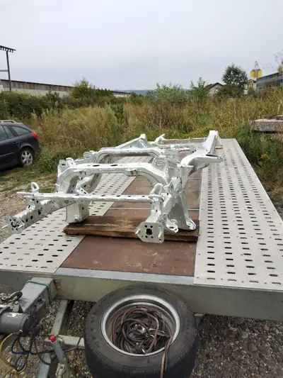 Toyota HI-LUX 2,5 D4D 4x4 — Rarité restaurée, châssis et carrosserie neufs, 100% sans rouille — vue extérieure