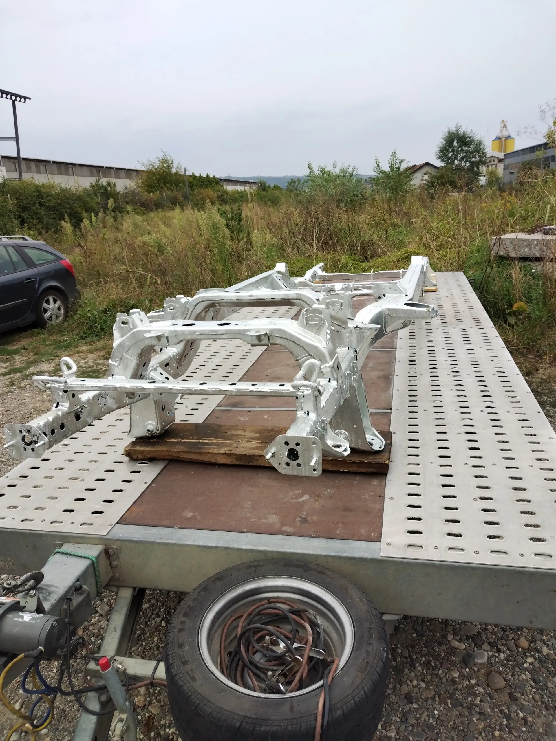 Toyota HI-LUX 2,5 D4D 4x4 — Rarité restaurée, châssis et carrosserie neufs, 100% sans rouille