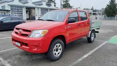 Toyota HI-LUX 2,5 D4D 4x4 — Rarité restaurée, châssis et carrosserie neufs, 100% sans rouille — détail