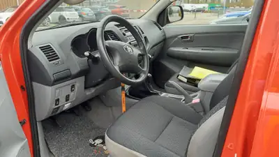 Toyota HI-LUX 2,5 D4D 4x4 — Rarité restaurée, châssis et carrosserie neufs, 100% sans rouille — Miniature 9