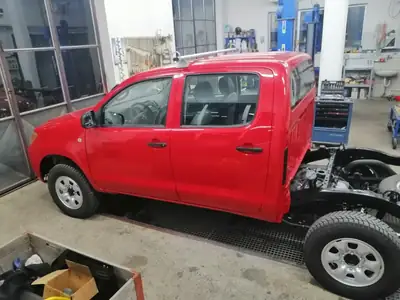 Toyota HI-LUX 2,5 D4D 4x4 — Rarité restaurée, châssis et carrosserie neufs, 100% sans rouille — Miniature 17