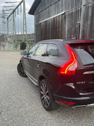 Volvo XC60 D4 AWD Husky — 230 ch, tout-terrain premium, 81 000 km — vista posteriore