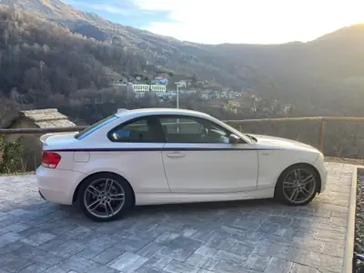 BMW 135i Coupé 2009 — Sportive Compacte, 306 ch et Boîte Courte — vista posteriore