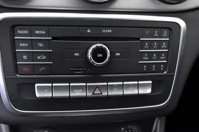 Mercedes-Benz CLA 220 Diesel AMG Line — Coupé élégant, 120'000 km, sans sinistre — Miniatura 12