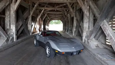 Chevrolet Corvette 25 Anniversary 1978 — Légende américaine restaurée, moteur 5.7L — vista posteriore
