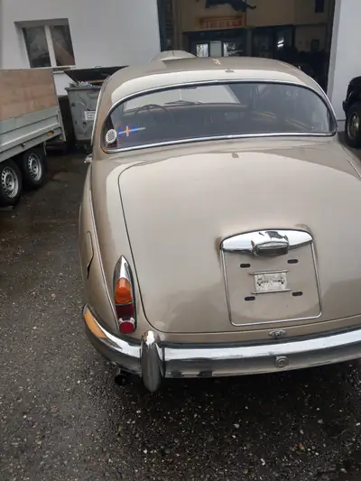 Jaguar MK 2 2,4 — Berline britannique mythique de 1968, élégance rétro authentique — fianco