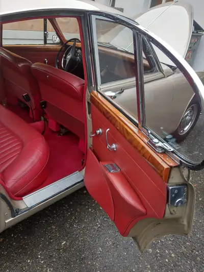 Jaguar MK 2 2,4 — Berline britannique mythique de 1968, élégance rétro authentique — Miniatura 11
