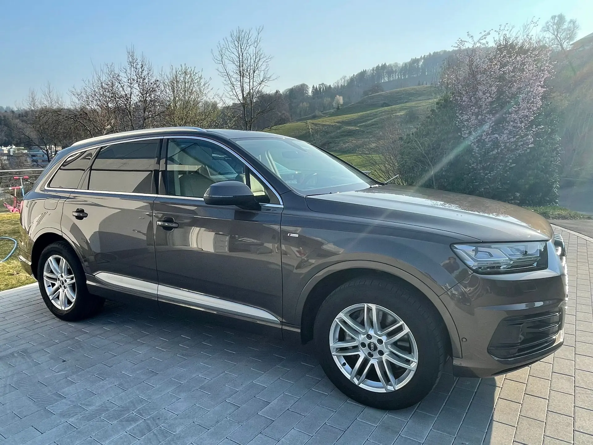Audi Q7 3.0 TDI quattro — SUV premium 7 places, 42'000 km seulement — vista esterna