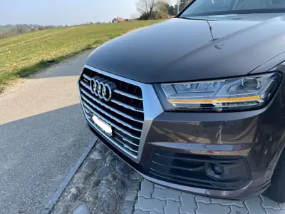 Audi Q7 3.0 TDI quattro — SUV premium 7 places, 42'000 km seulement — vista posteriore