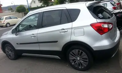 Suzuki SX4 S-Cross 1.6 TD — SUV 4WD robuste, sans accident, cuir bordeaux — Heckansicht