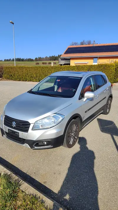 Suzuki SX4 S-Cross 1.6 TD — SUV 4WD robuste, sans accident, cuir bordeaux — Innenraum