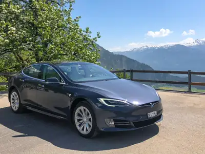 Tesla Model S 100 D — Berline électrique haute performance, AWD et Autopilot — vista esterna