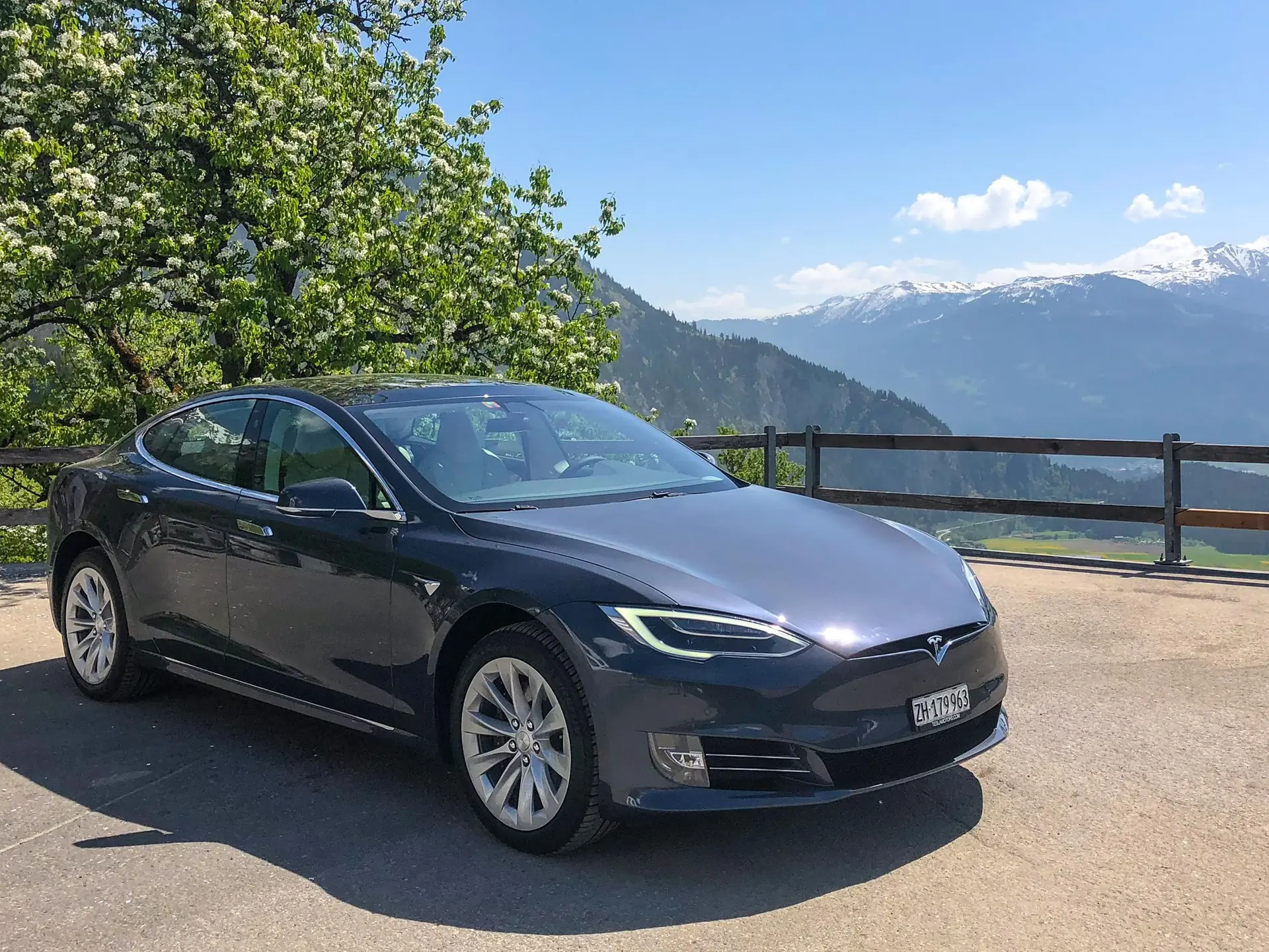 Tesla Model S 100 D — Berline électrique haute performance, AWD et Autopilot — vista esterna