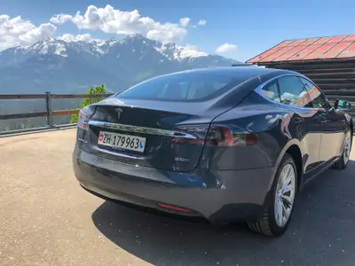 Tesla Model S 100 D — Berline électrique haute performance, AWD et Autopilot — fianco