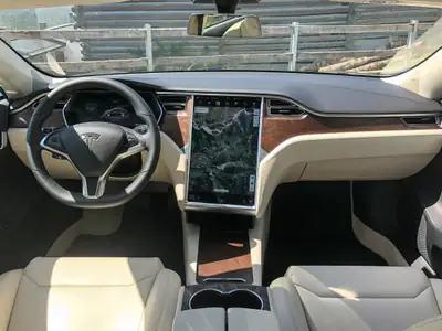 Tesla Model S 100 D — Berline électrique haute performance, AWD et Autopilot — vista posteriore