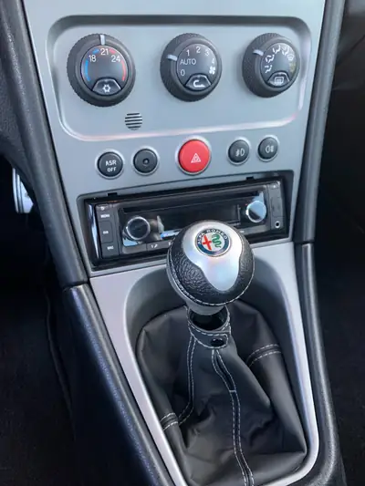 Alfa Romeo GTV 2.0 JTS — Coupé sportif restauré, freins EBC et suspensions NOVITEC — intérieur