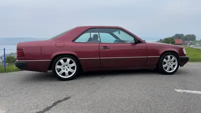 Mercedes-Benz 230 CE — Coupé sportif des années 90, ligne classique intemporelle — Heckansicht