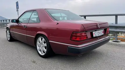 Mercedes-Benz 230 CE — Coupé sportif des années 90, ligne classique intemporelle — Armaturenbrett