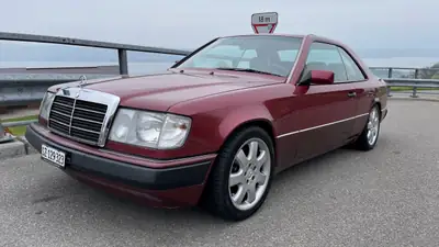 Mercedes-Benz 230 CE — Coupé sportif des années 90, ligne classique intemporelle — Innenraum