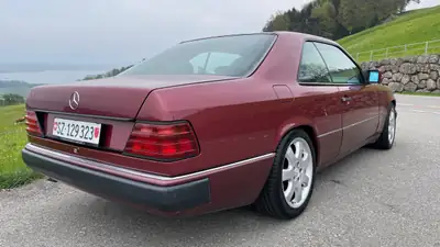 Mercedes-Benz 230 CE — Coupé sportif des années 90, ligne classique intemporelle — Detail