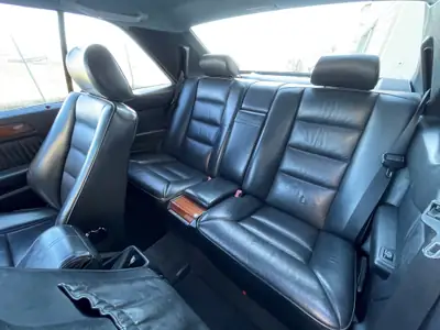 Mercedes-Benz 230 CE — Coupé sportif des années 90, ligne classique intemporelle — Miniatur 10