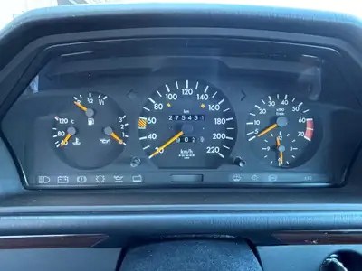 Mercedes-Benz 230 CE — Coupé sportif des années 90, ligne classique intemporelle — Miniatur 12