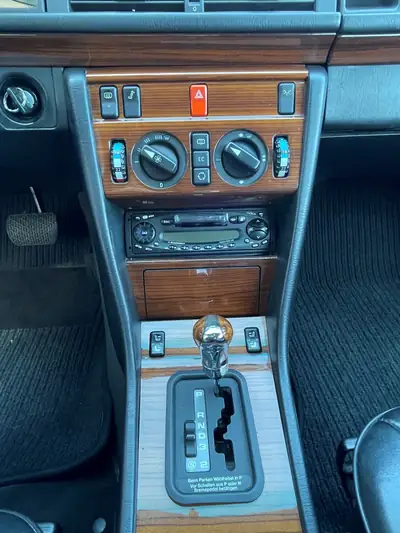 Mercedes-Benz 230 CE — Coupé sportif des années 90, ligne classique intemporelle — Miniatur 11
