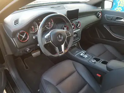 Mercedes-Benz A 45 AMG 4Matic — 360 ch, performance et élégance germanique — Heckansicht