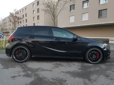 Mercedes-Benz A 45 AMG 4Matic — 360 ch, performance et élégance germanique — Innenraum