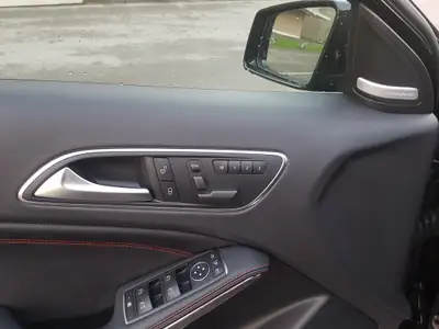 Mercedes-Benz A 45 AMG 4Matic — 360 ch, performance et élégance germanique — Miniatur 8